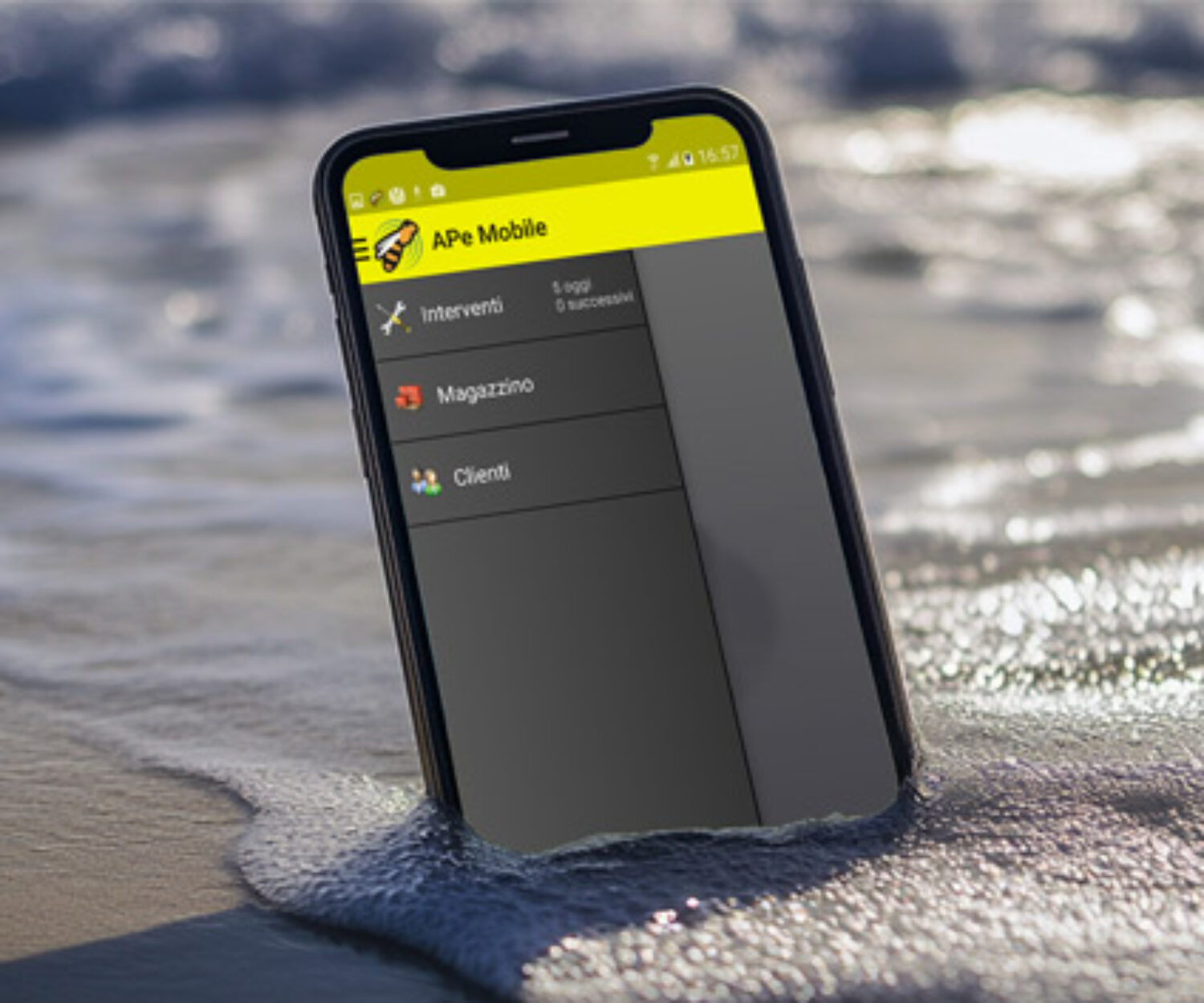 Smartphone con schermata dell'app manutenzione caldaia, app gestione caldaie per la gestione e manutenzione caldaie e impianti termici