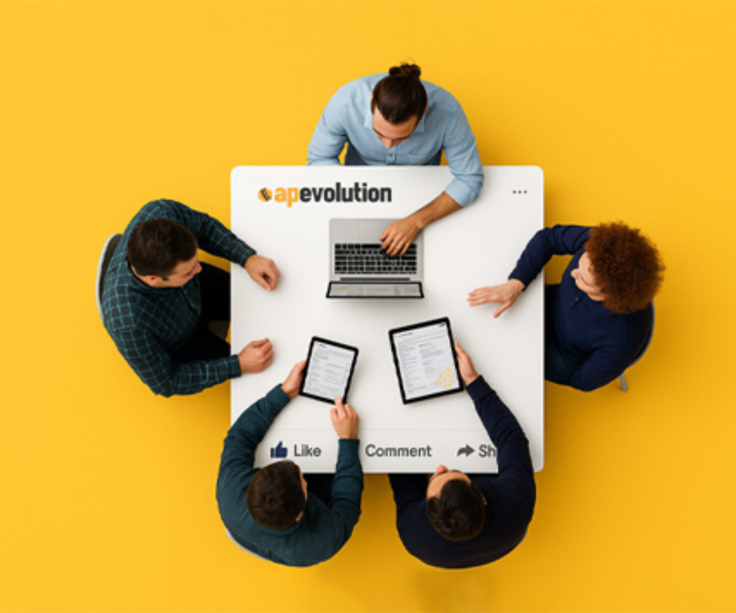 Team in ufficio che lavora con un gestionale manutenzione impianti sul computer